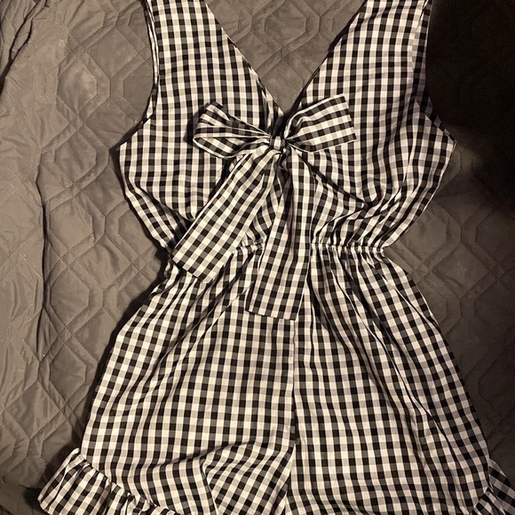 NWOT Shein Gingham Romper with bow tie closure - Picture 4 of 10